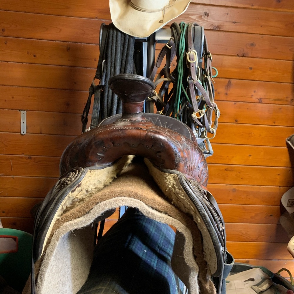 Western saddle - Picture 3 of 7
